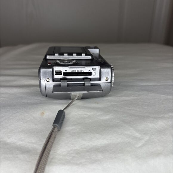 Kodak EasyShare C340 Compact Digital Camera 5MP, Silver, 3X Optical For Parts - Picture 4 of 4